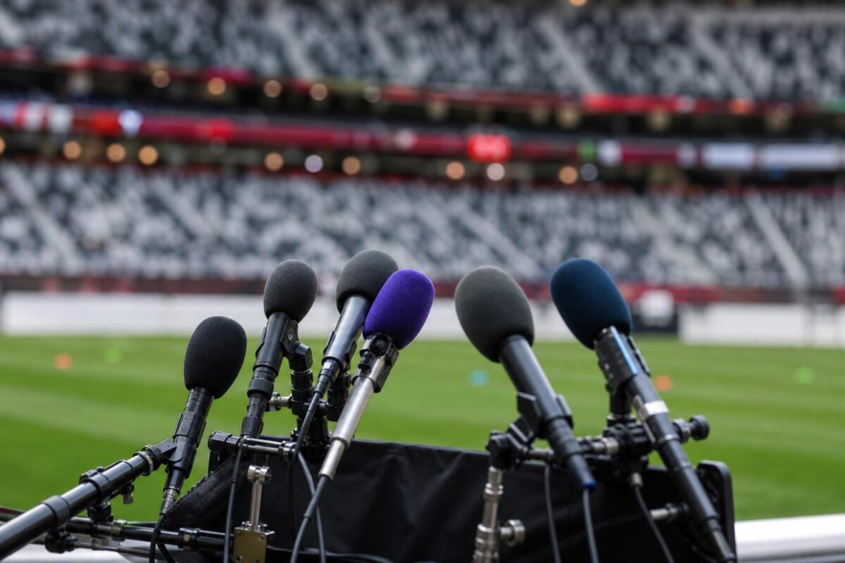 Supporters in een groot voetbalstadion tijdens een internationale wedstrijdcontext