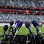 Supporters in een groot voetbalstadion tijdens een internationale wedstrijdcontext