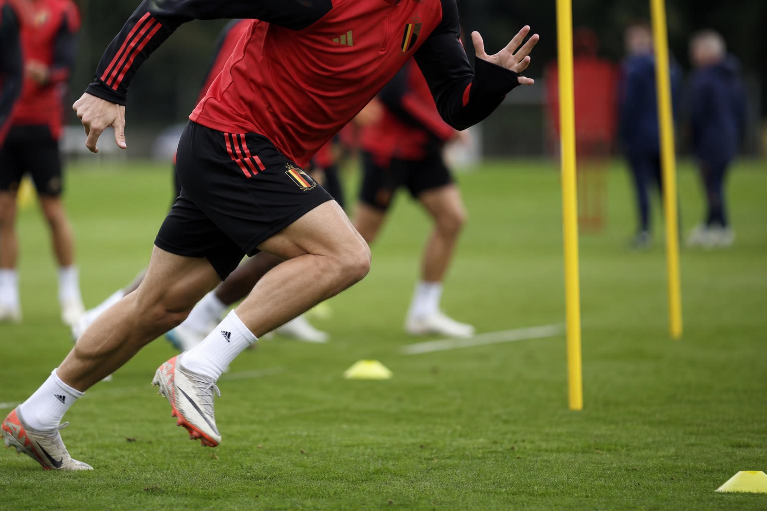 Rode Duivels-spelers tijdens een intense sprintoefening op training