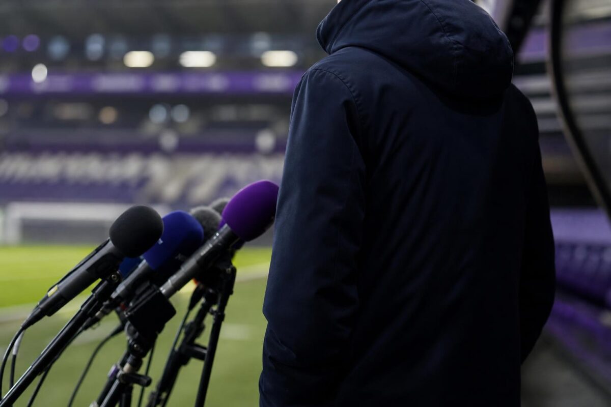 Gespannen perssetting rond RSC Anderlecht met microfoons en stadioncontext