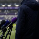 Gespannen perssetting rond RSC Anderlecht met microfoons en stadioncontext
