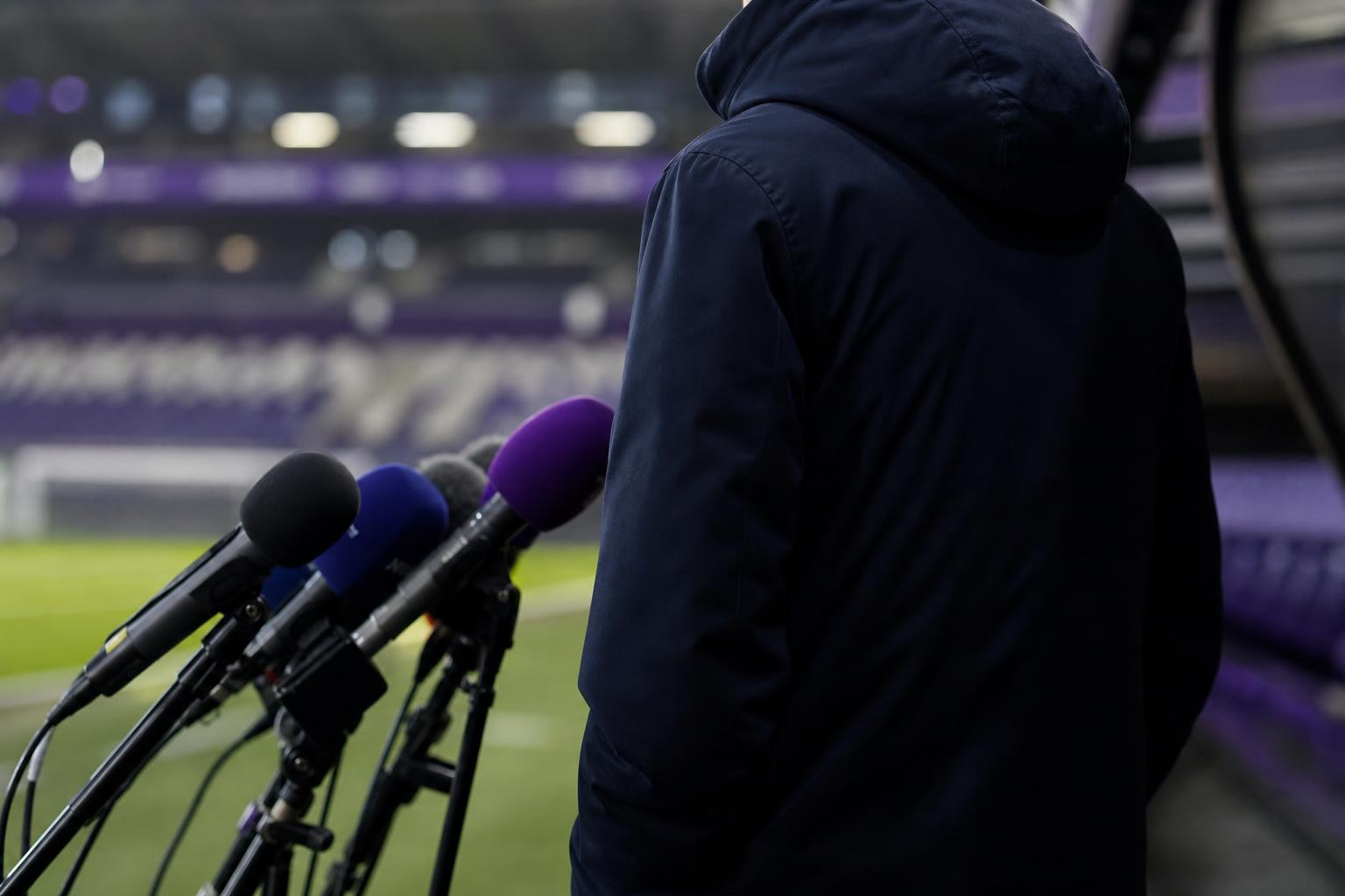 Gespannen perssetting rond RSC Anderlecht met microfoons en stadioncontext