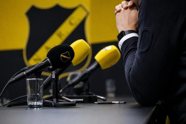 Carl Hoefkens blijft trainer van NAC Breda na een moeilijk seizoen