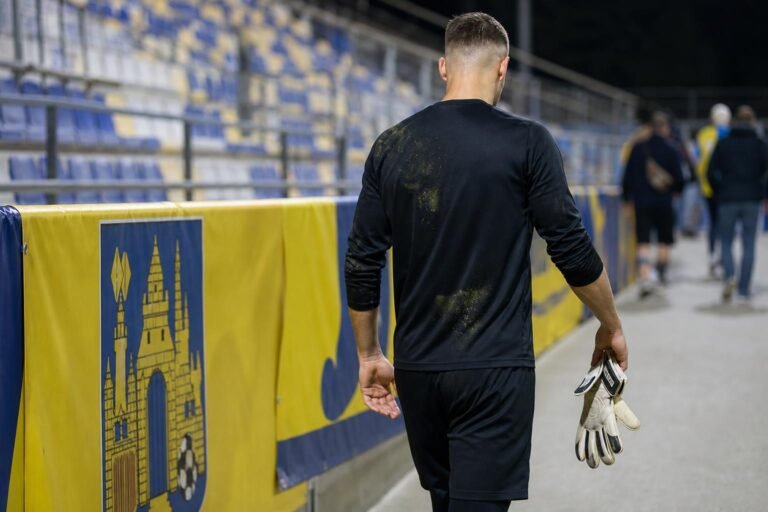 Sfeerbeeld van een doelman na een afscheidsmatch bij Westerlo en een mogelijke nieuwe stap.