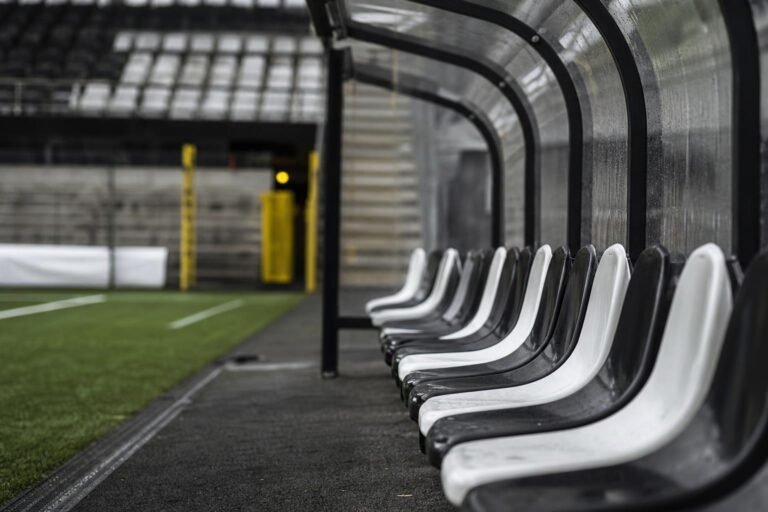 Sfeervolle stadionomgeving van Charleroi na beslissingen over de spelerskern
