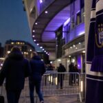 Transfercontext rond Anderlecht in een paars-witte stadionomgeving zonder herkenbare gezichten