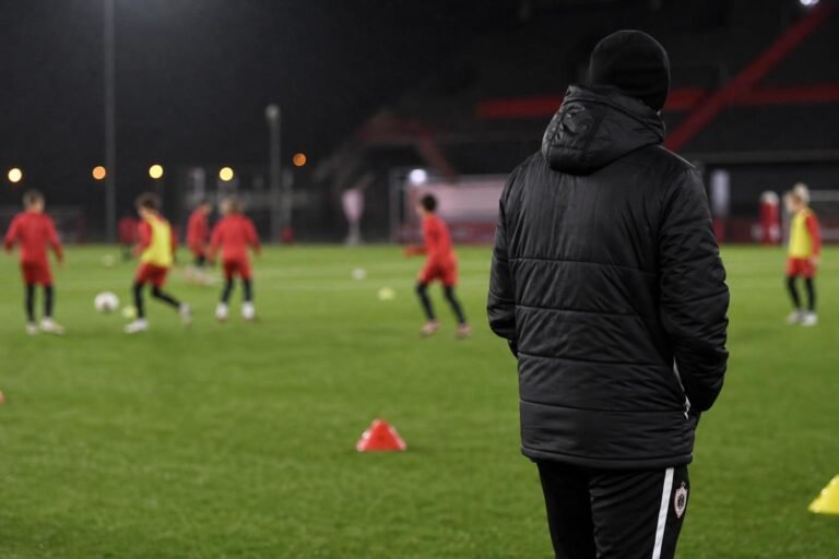 Sfeervolle trainingscontext bij Royal Antwerp FC rond de toekomst van de jeugdwerking