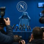 Perszaal van SSC Napoli in gespannen sfeer rond de mogelijke komst van een nieuwe coach