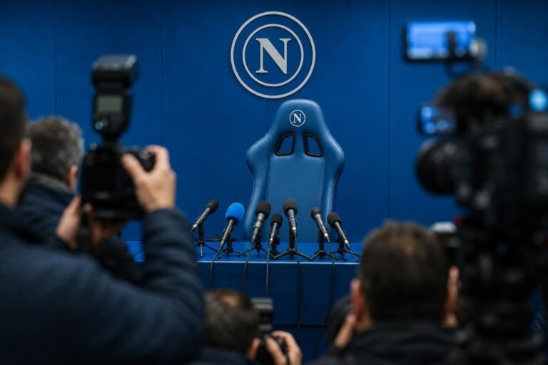 Perszaal van SSC Napoli in gespannen sfeer rond de mogelijke komst van een nieuwe coach