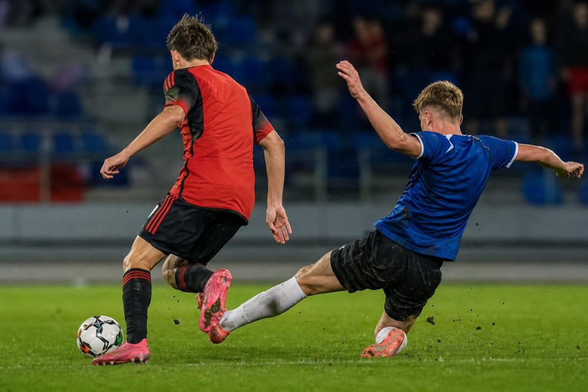 Jonge Belgische voetballers tijdens een gespannen EK-wedstrijd tegen Spanje