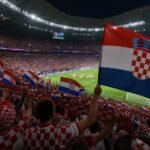 Kroatische WK-sfeer in een vol stadion met supporters en vlaggen