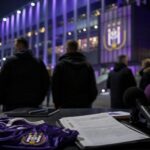 Transferdruk rond RSC Anderlecht in een paarse stadionomgeving zonder herkenbare gezichten