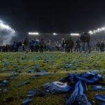 Club Brugge viert een titel in een stadion met confetti en supporters op de achtergrond