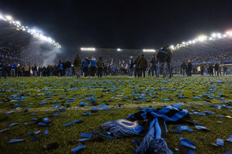 Club Brugge viert een titel in een stadion met confetti en supporters op de achtergrond