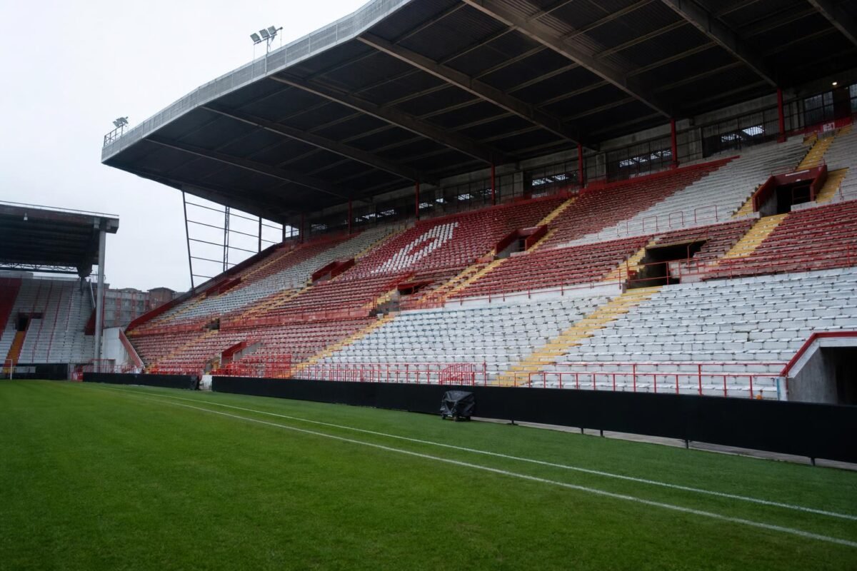 Sfeerbeeld aan de Bosuil bij nieuws over financiële druk rond Royal Antwerp FC