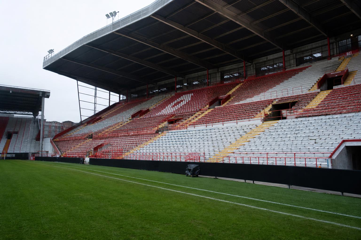 Sfeerbeeld aan de Bosuil bij nieuws over financiële druk rond Royal Antwerp FC