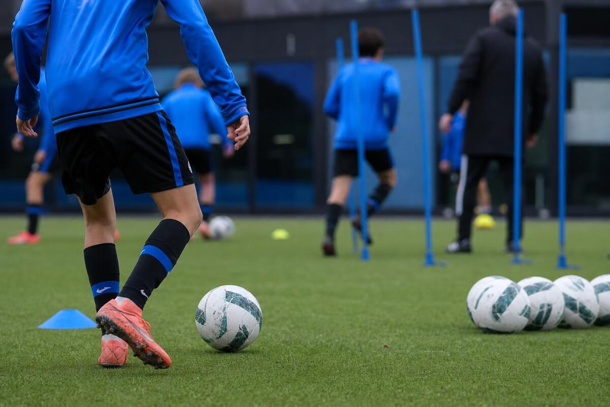 Trainingsmoment bij Club NXT in de sfeer van een bekroonde jeugdopleiding van Club Brugge