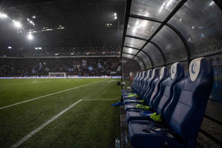 Gespannen stadionbeeld rond KAA Gent voor een Europese barragematch tegen KRC Genk