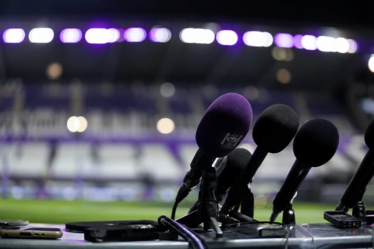 Perscontext in paars-witte voetbalsfeer rond de situatie bij RSC Anderlecht