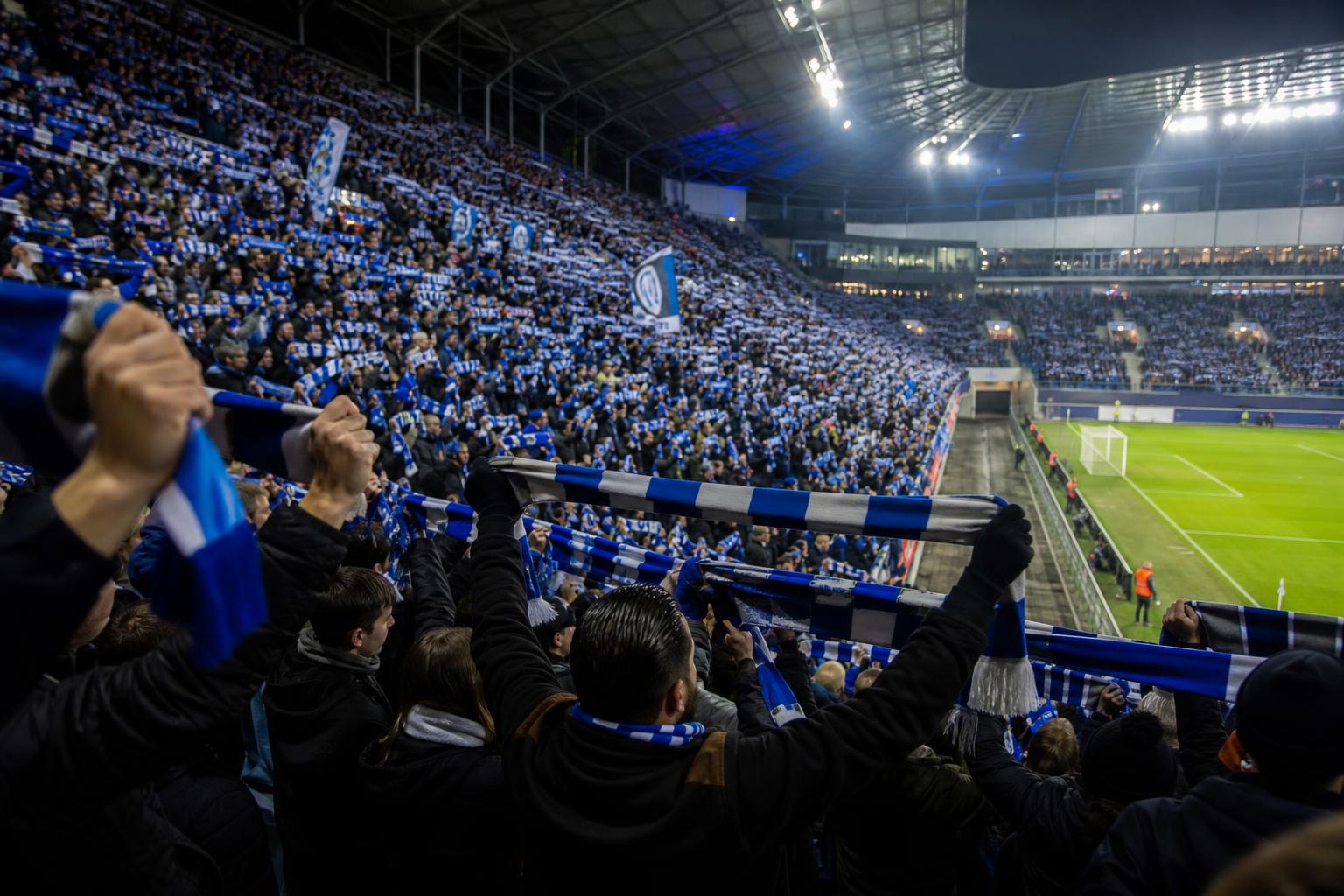 Supporters van KAA Gent zorgen voor sfeer in de Planet Group Arena voor een beslissende barragematch.