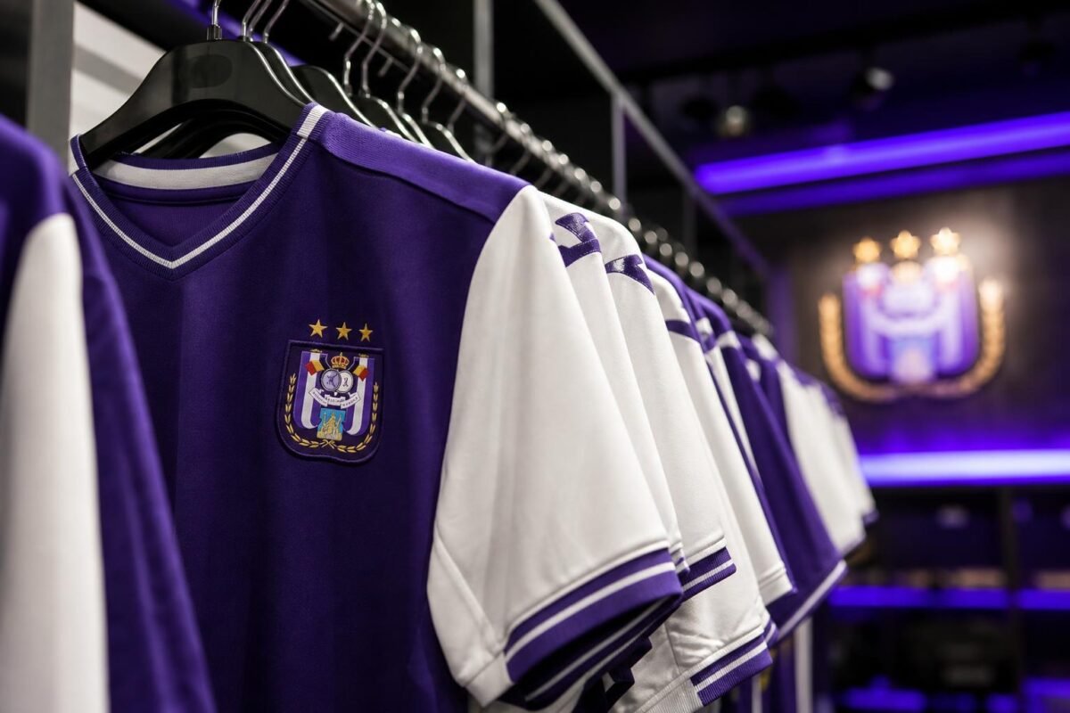 Paarse en witte voetbalshirts in een stadionomgeving van RSC Anderlecht