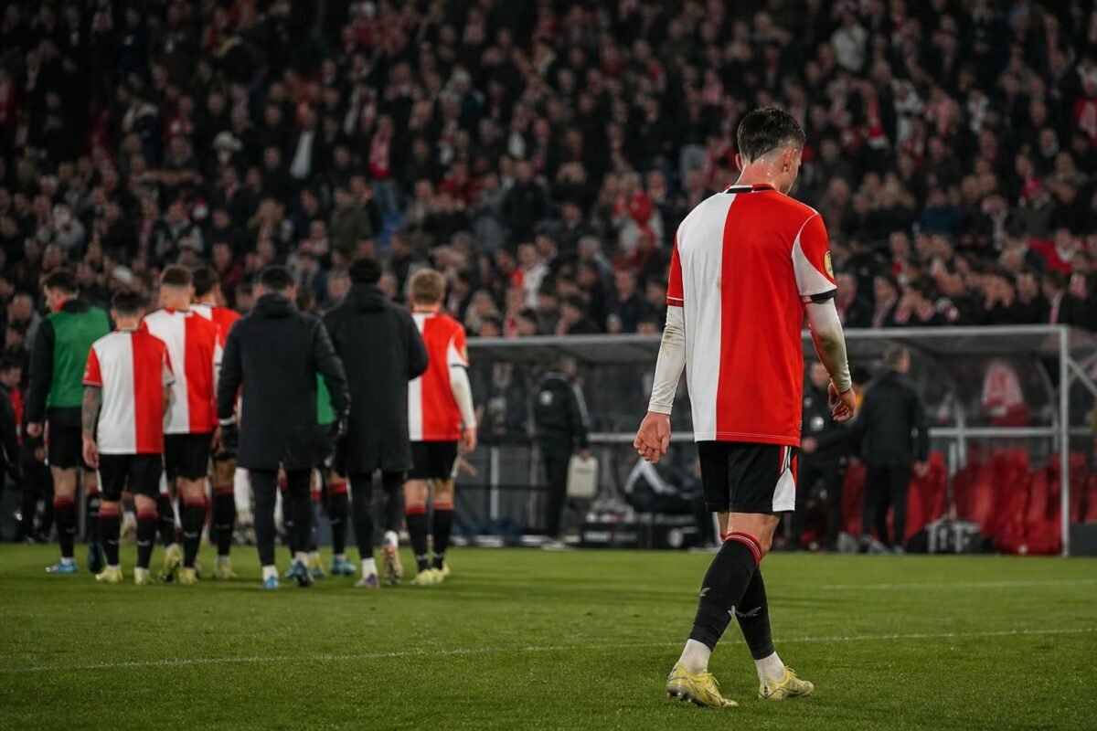 Feyenoord-spelers verwerken een teleurstellend seizoen in een vol stadion