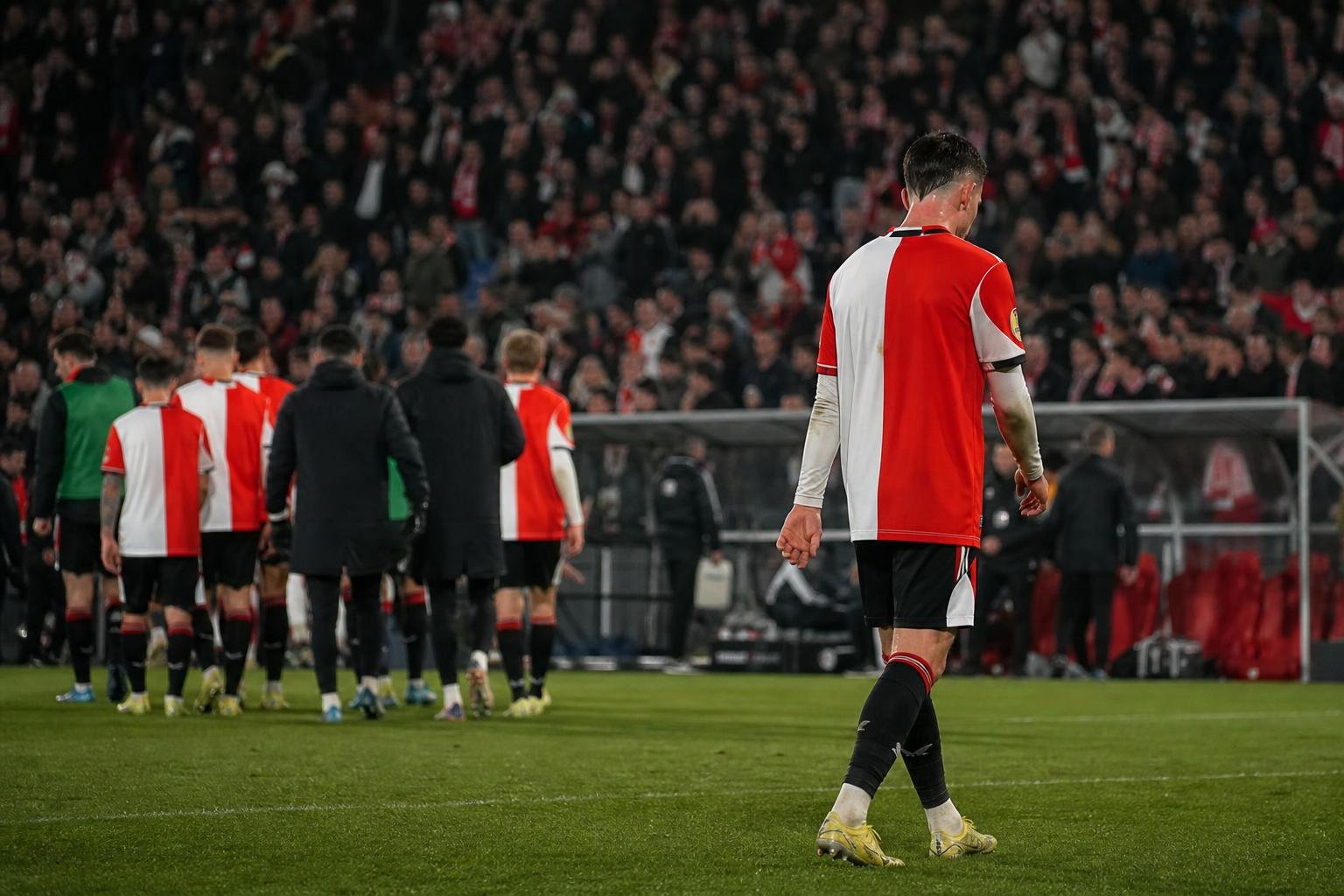 Feyenoord-spelers verwerken een teleurstellend seizoen in een vol stadion