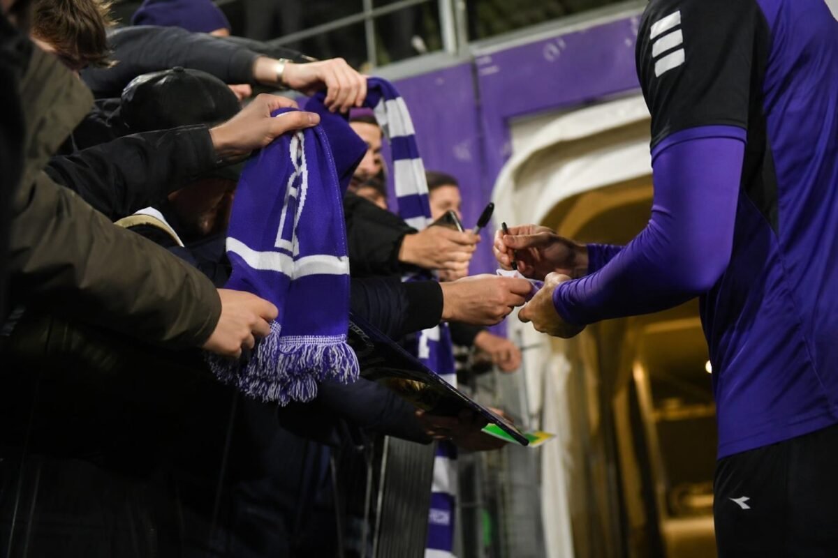 Patro Eisden-supporters aan de spelerstunnel tijdens een druk moment na de wedstrijd