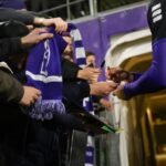 Patro Eisden-supporters aan de spelerstunnel tijdens een druk moment na de wedstrijd