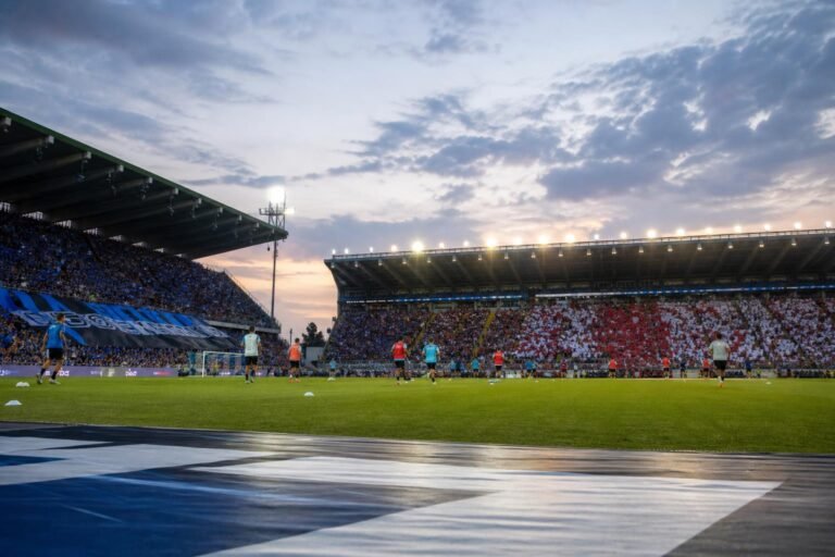 Stadionsfeer rond een zomers oefenduel tussen Club Brugge en Feyenoord.