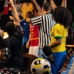 Een voetbaldecor tijdens een videoclipopname rond een WK-nummer