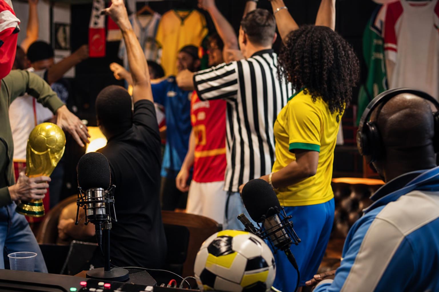 Een voetbaldecor tijdens een videoclipopname rond een WK-nummer