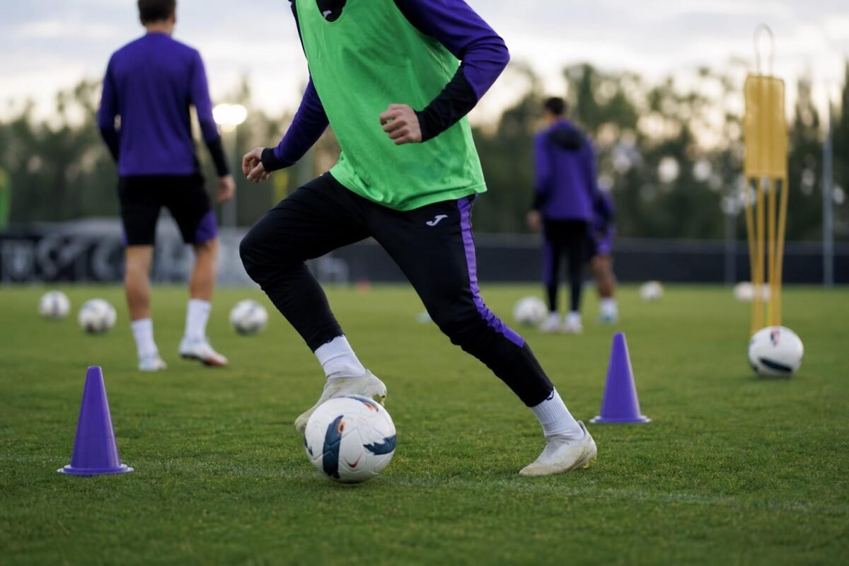 Jonge spelers van RSC Anderlecht tijdens een geconcentreerde trainingssessie zonder herkenbare gezichten