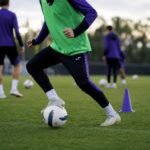 Jonge spelers van RSC Anderlecht tijdens een geconcentreerde trainingssessie zonder herkenbare gezichten