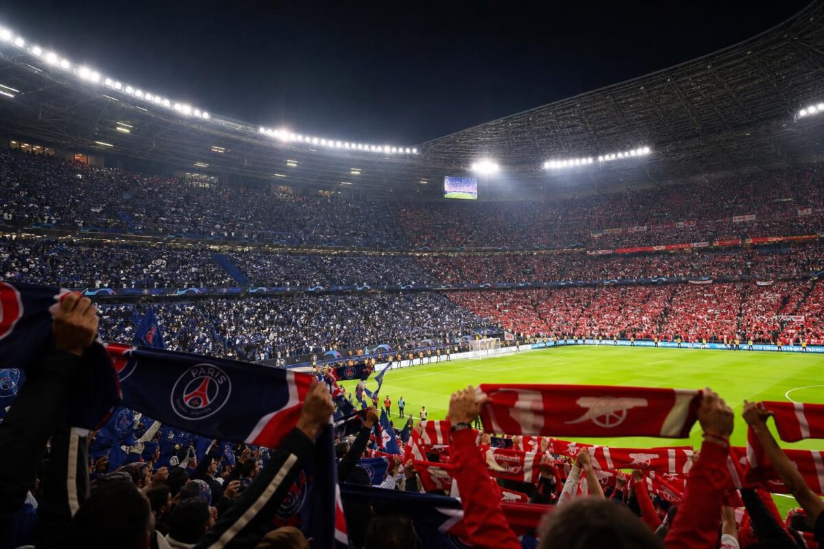 Finalesfeer rond PSG en Arsenal in Boedapest met stadionlichten en supporters