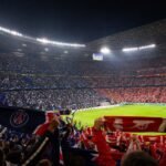 Finalesfeer rond PSG en Arsenal in Boedapest met stadionlichten en supporters