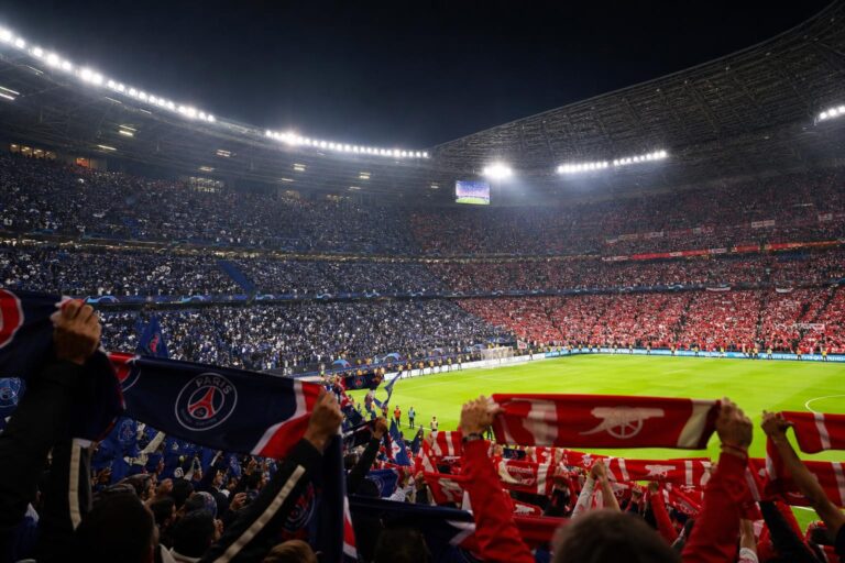 Finalesfeer rond PSG en Arsenal in Boedapest met stadionlichten en supporters