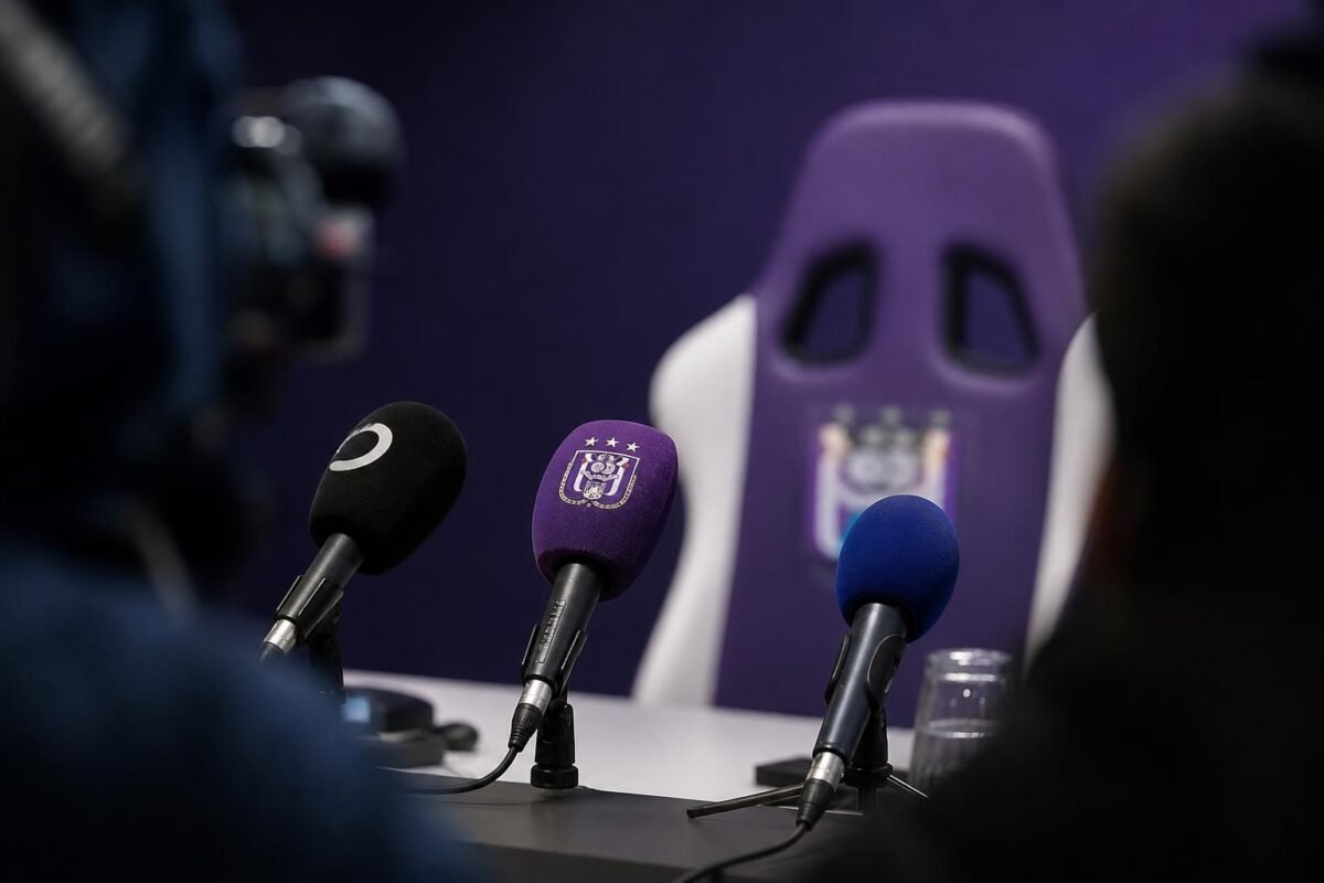 Persmoment rond Anderlecht met paars-witte sfeer in het Lotto Park