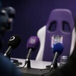Persmoment rond Anderlecht met paars-witte sfeer in het Lotto Park