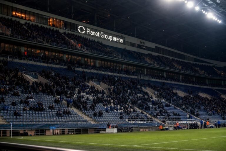 Sfeerbeeld van de tribunes van KAA Gent tijdens een belangrijke play-offwedstrijd