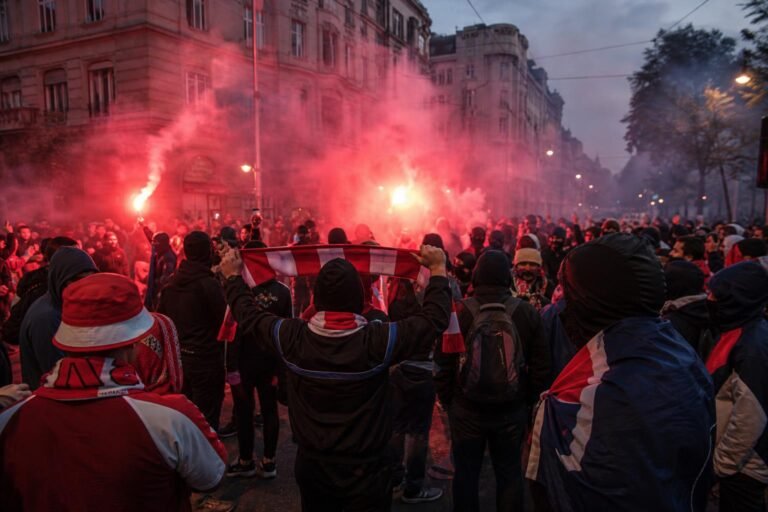 Gespannen supporterssfeer rond Arsenal en PSG voor de Champions League-finale in Boedapest