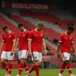 Teleurgestelde spelers van Royal Antwerp FC op de Bosuil na de zware nederlaag tegen Standard