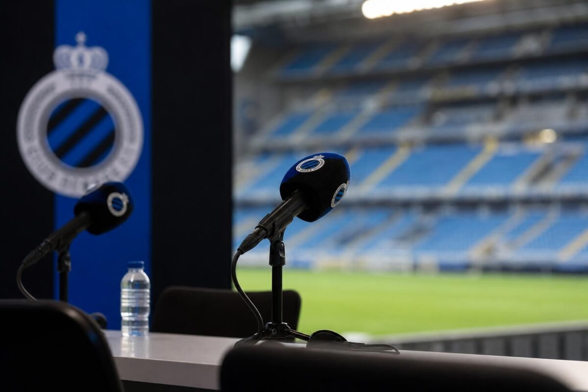 Een persomgeving bij Club Brugge die de bestuurlijke omslag rond de club symboliseert