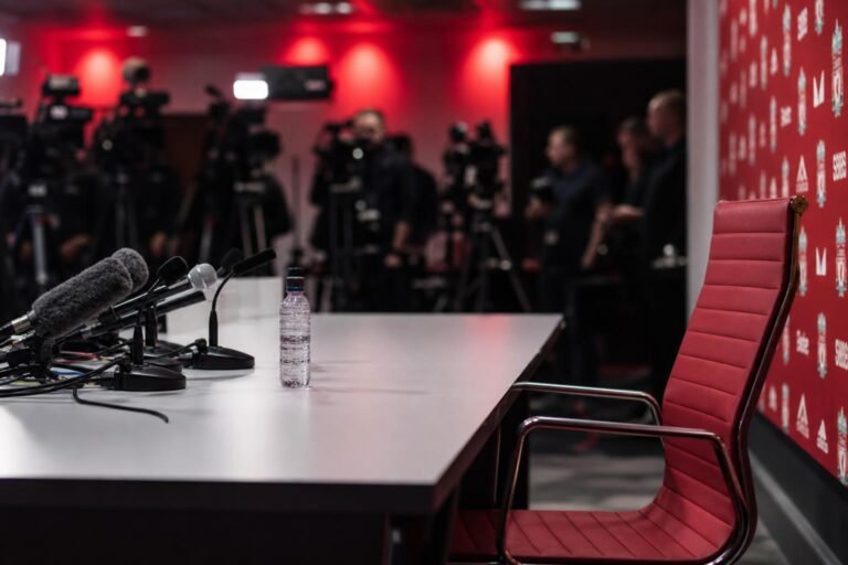Gespannen persmoment bij Liverpool rond de mogelijke breuk met Arne Slot