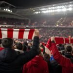 Liverpool-supporters reageren in een stadioncontext na het vertrek van Arne Slot.