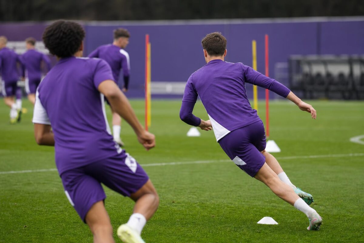 Jonge Anderlecht-spelers werken gefocust een training af tijdens de voorbereiding