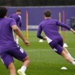Jonge Anderlecht-spelers werken gefocust een training af tijdens de voorbereiding