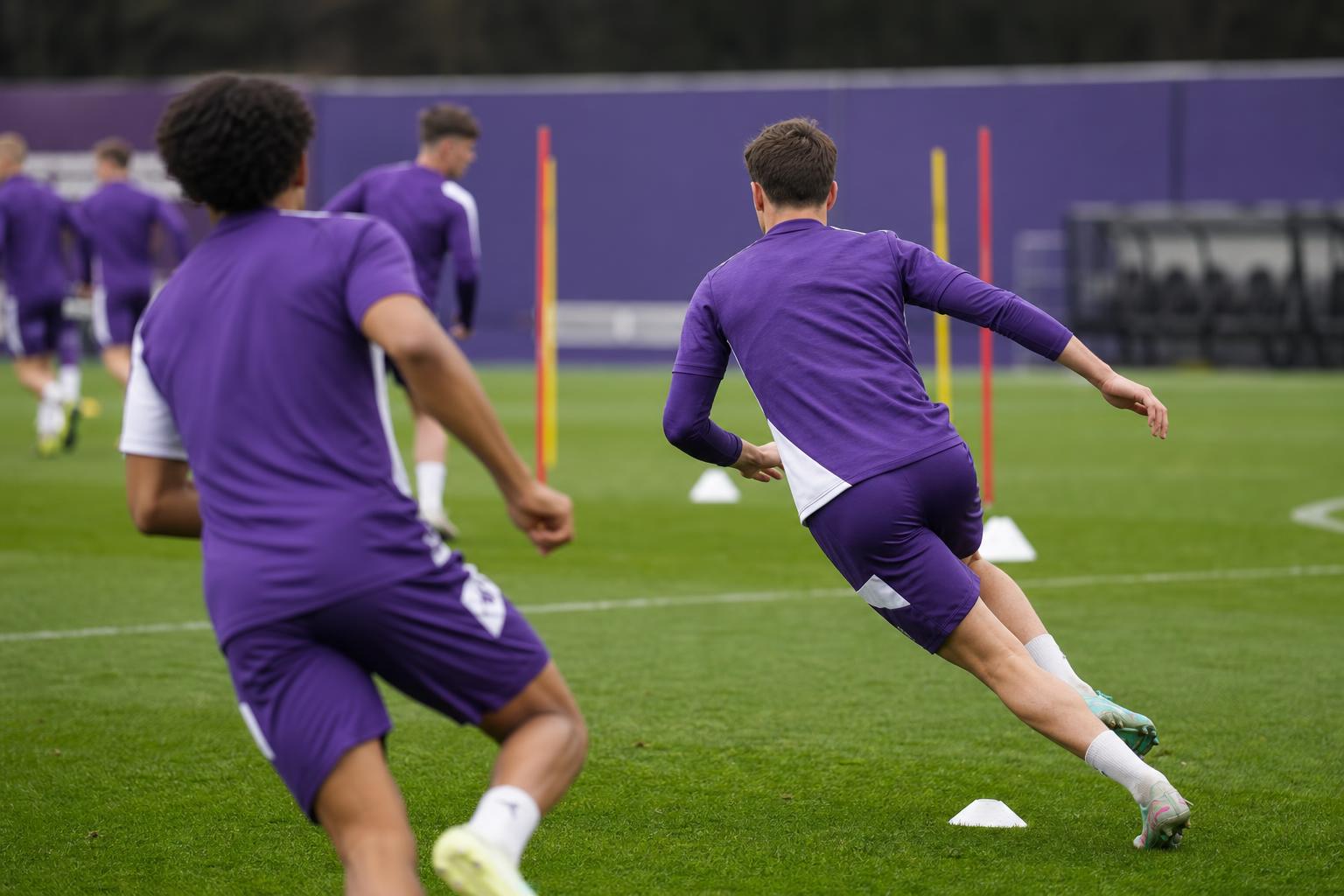 Jonge Anderlecht-spelers werken gefocust een training af tijdens de voorbereiding