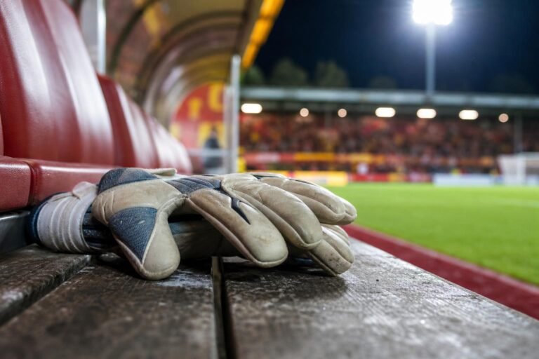 Keepershandschoenen op een bank bij KV Mechelen als symbool voor onzekerheid onder de lat