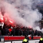 Gespannen Ajax-supporterssfeer op een stadiontribune zonder herkenbare gezichten